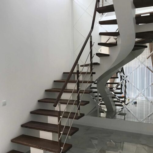 Laiptai su puoštais metalu turėklais